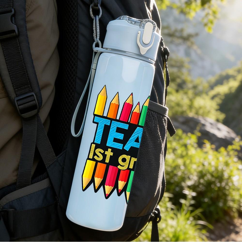 1PC Team 5th Grade Crayon Slogan Print 750ml Color Plastic Sports Water Bottle Leakproof Flip Straw Lid Suitable for Sports Office Home Use