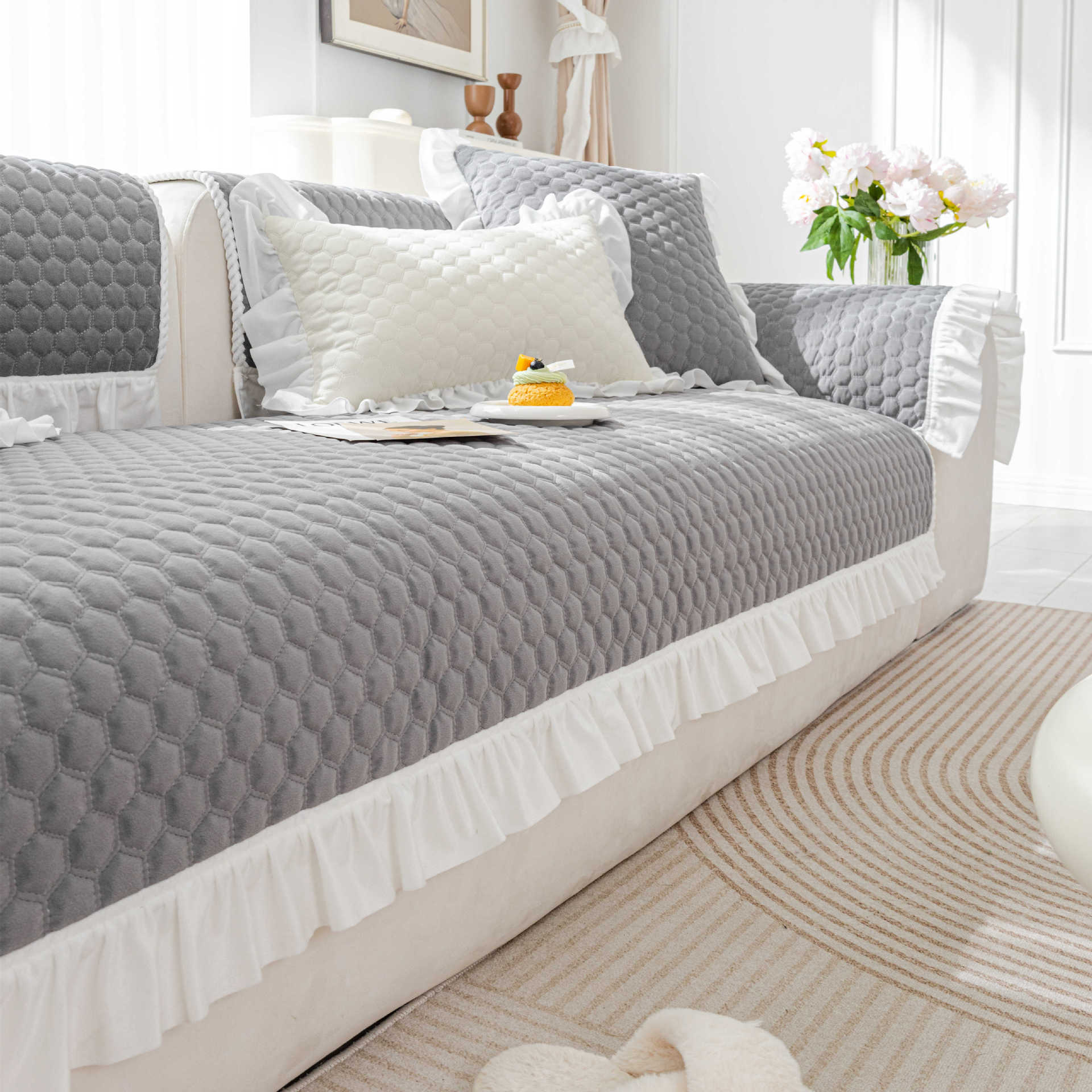 

French Cream Sofa Cushion Thickened Universal Non-Slip Cover Towel for All Seasons Leather Sofa Protector 70*70cm