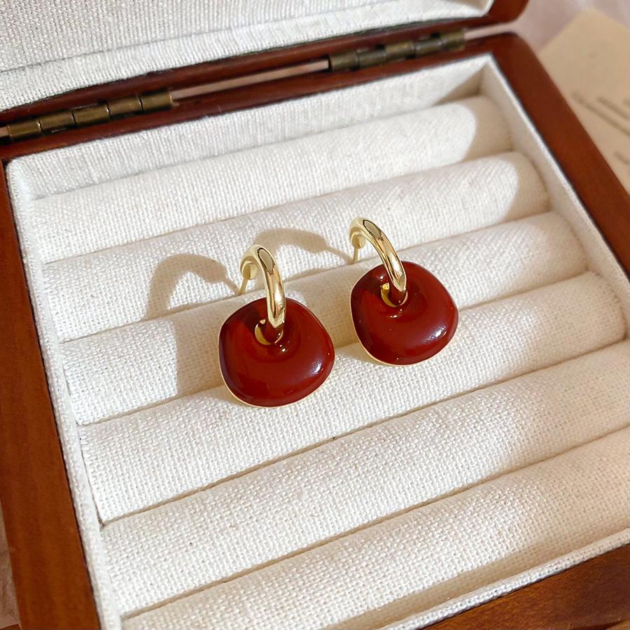 Серебряные Рельефные Геометрические Серьги-Гвоздики C-образной формы - Элегантные и Универсальные Осенне-Зимние Серьги