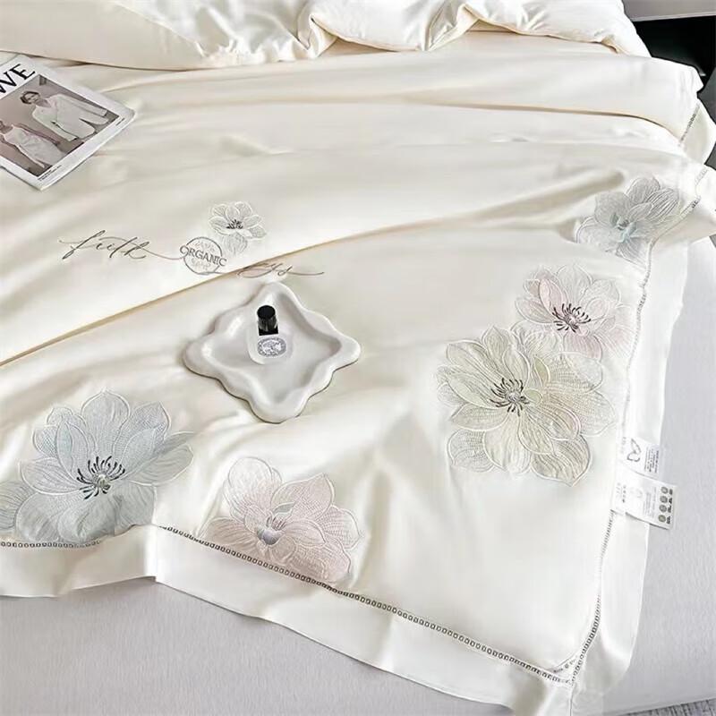 Qilu Elegant Tencel Embroidered Mulberry Silk Quilt