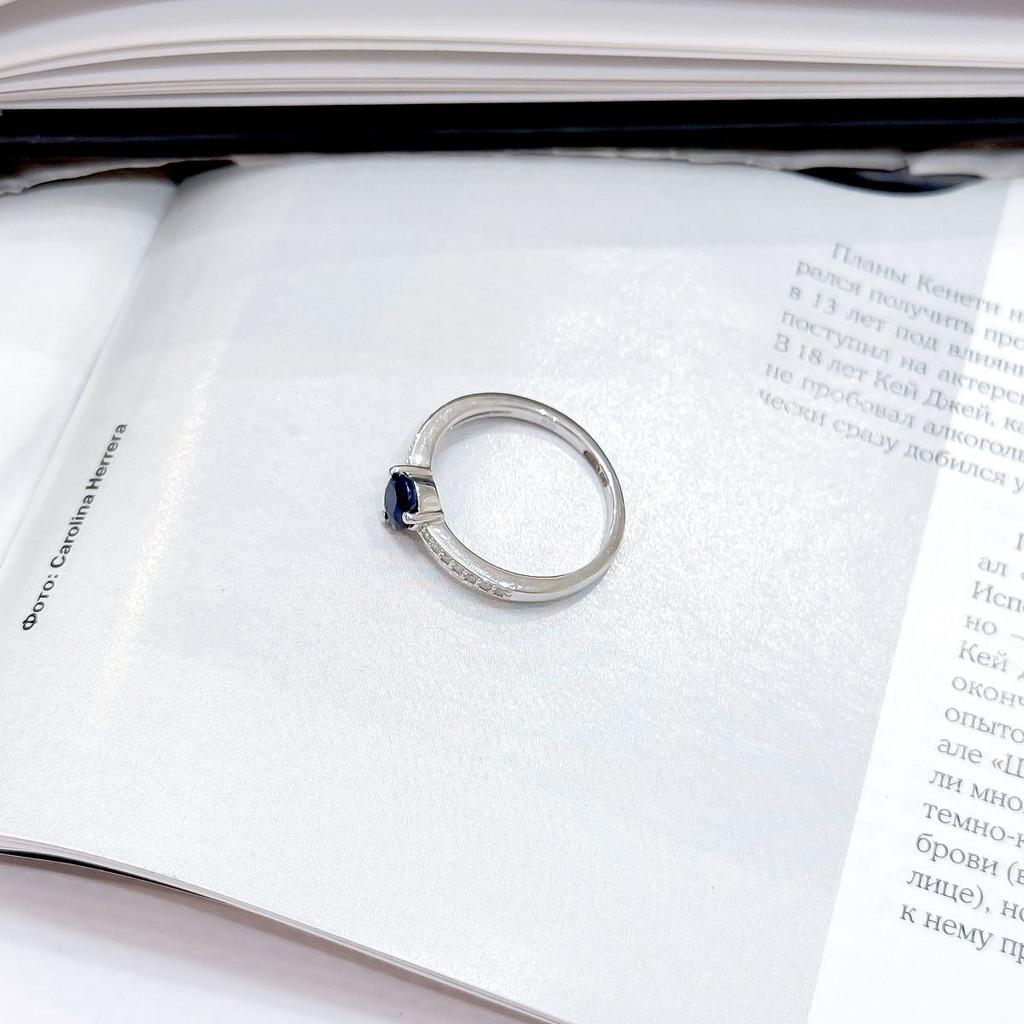 Серебряное кольцо с натуральным сапфиром 0.88ct, фианитами, вес изделия 2,1 гр (2164975)