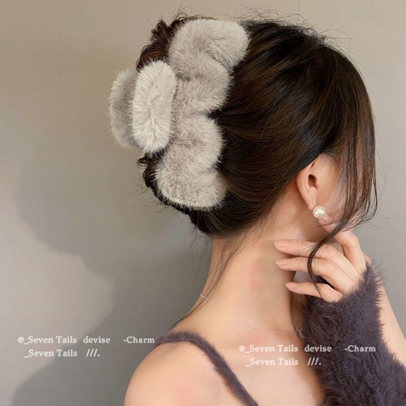 Large Plush Hair Claw Women For Thick Hair Autumn Winter Popular Shark Clip Niche Design Back Head Updo Hair Accessories