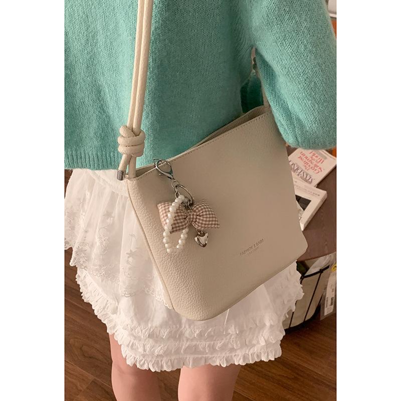 

Blue simple small bag women s 2025 new fashion shoulder armpit bag high-end foreign style versatile messenger bucket bag грязно-белый