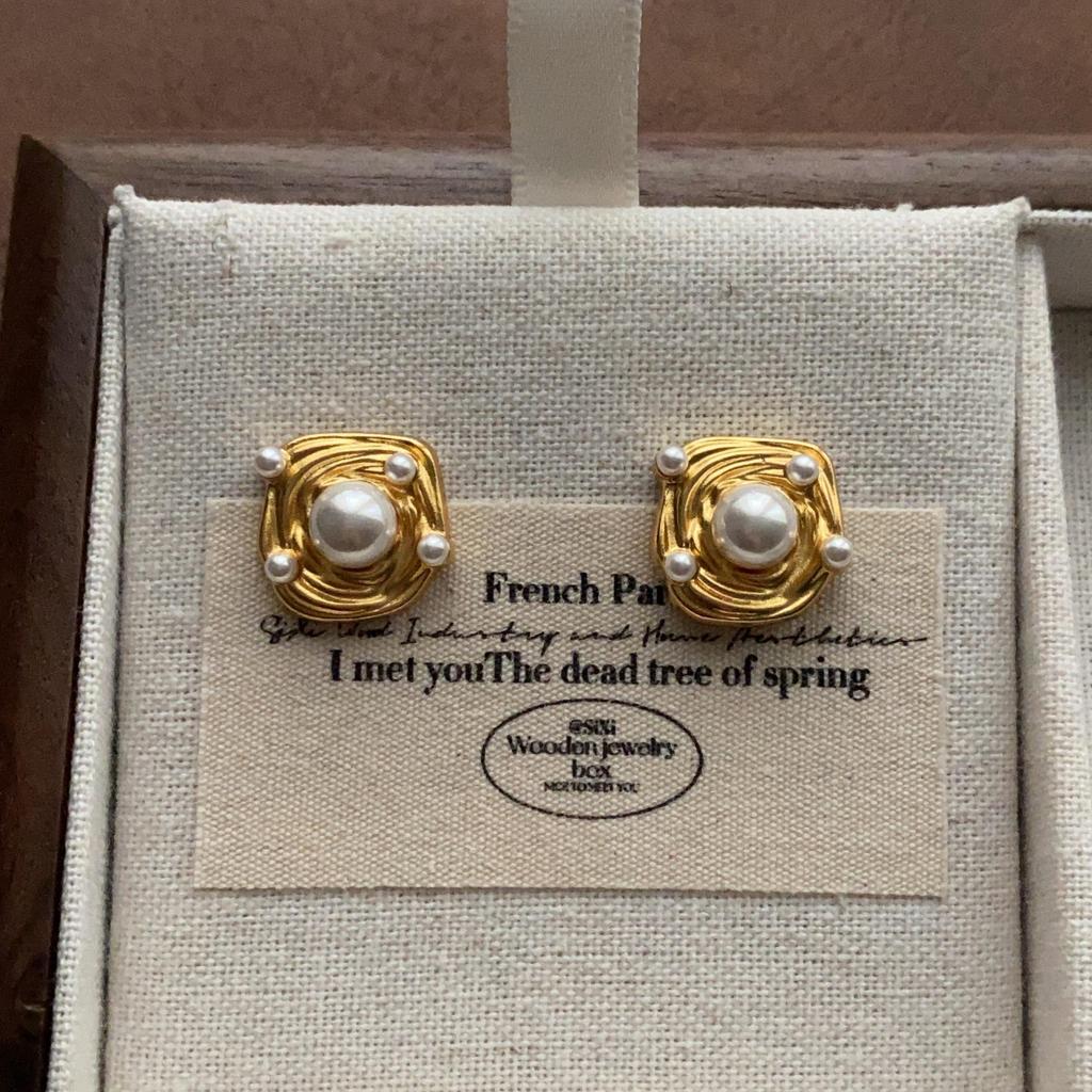 "Vintage Creamy Yellow Starfish Ear Clips: Elegant and Cute, Piercing-Free Sea Star Earrings"