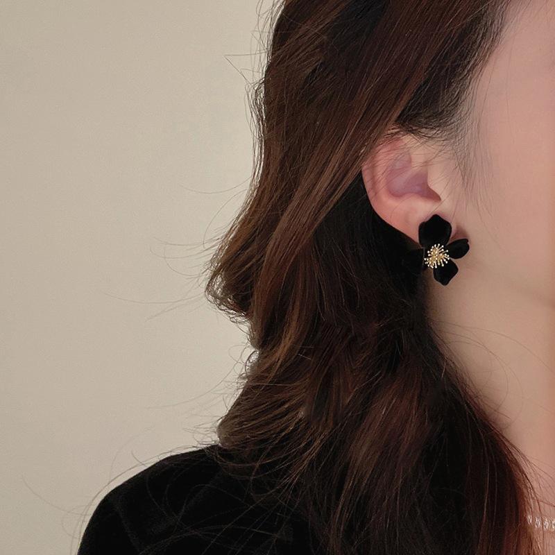 Luxury Atmosphere Black Velvet Flower Earrings For Women