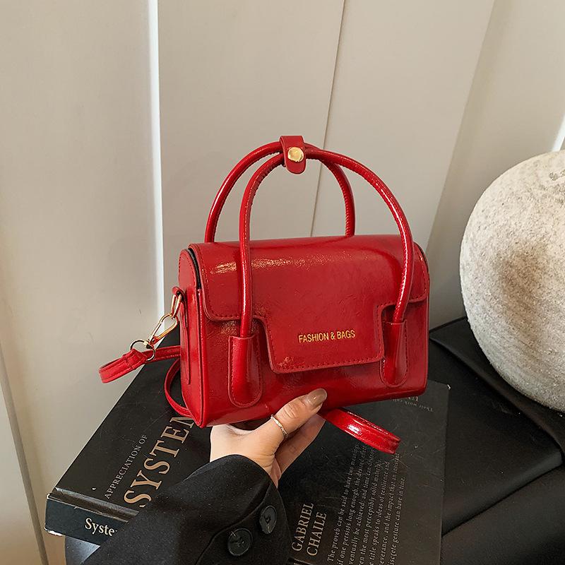 

Нишевая текстура портативная маленькая квадратная сумка женская сумка 2025 новая мода ретро универсальная однотонная сумка через плечо мессенджер красный