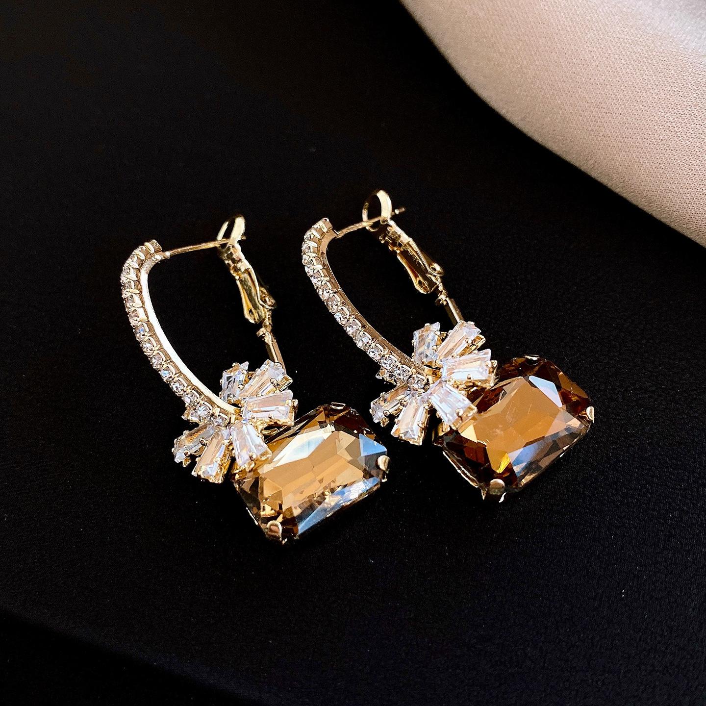 

18k real gold electroplated European and American style zircon flower square earrings, stud earrings, versatile earrings.