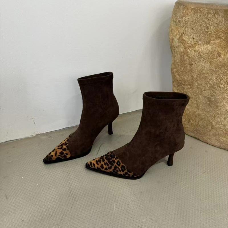 

Женские острые короткие ботинки 2025 осень и зима новая замшевая леопардовая вставка эластичные тонкие ботинки европейские и американские тонкие на высоком каблуке шор 39