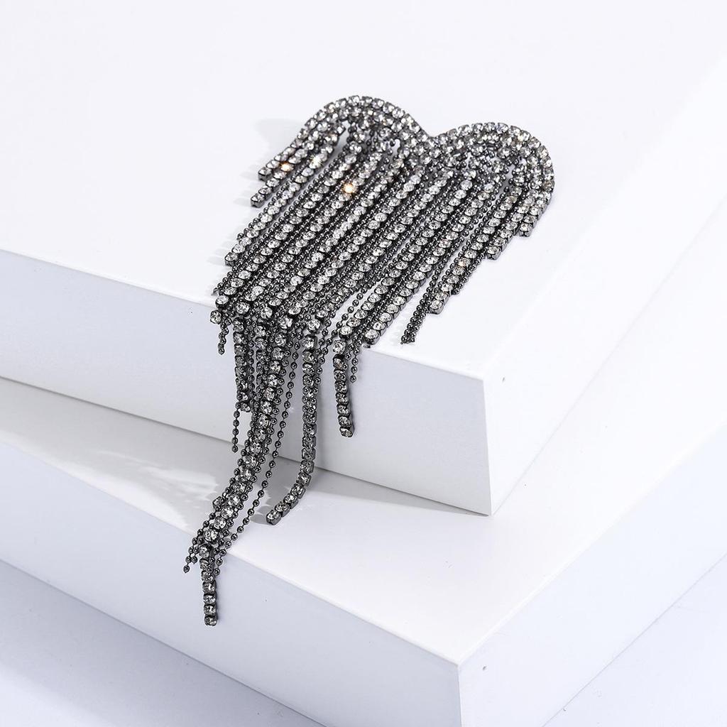 Brož s třásněmi ve tvaru srdce pro ženy Elegantní design ve tvaru srdce Prémiový kovový materiál Všestranný doplněk na klopu obleku