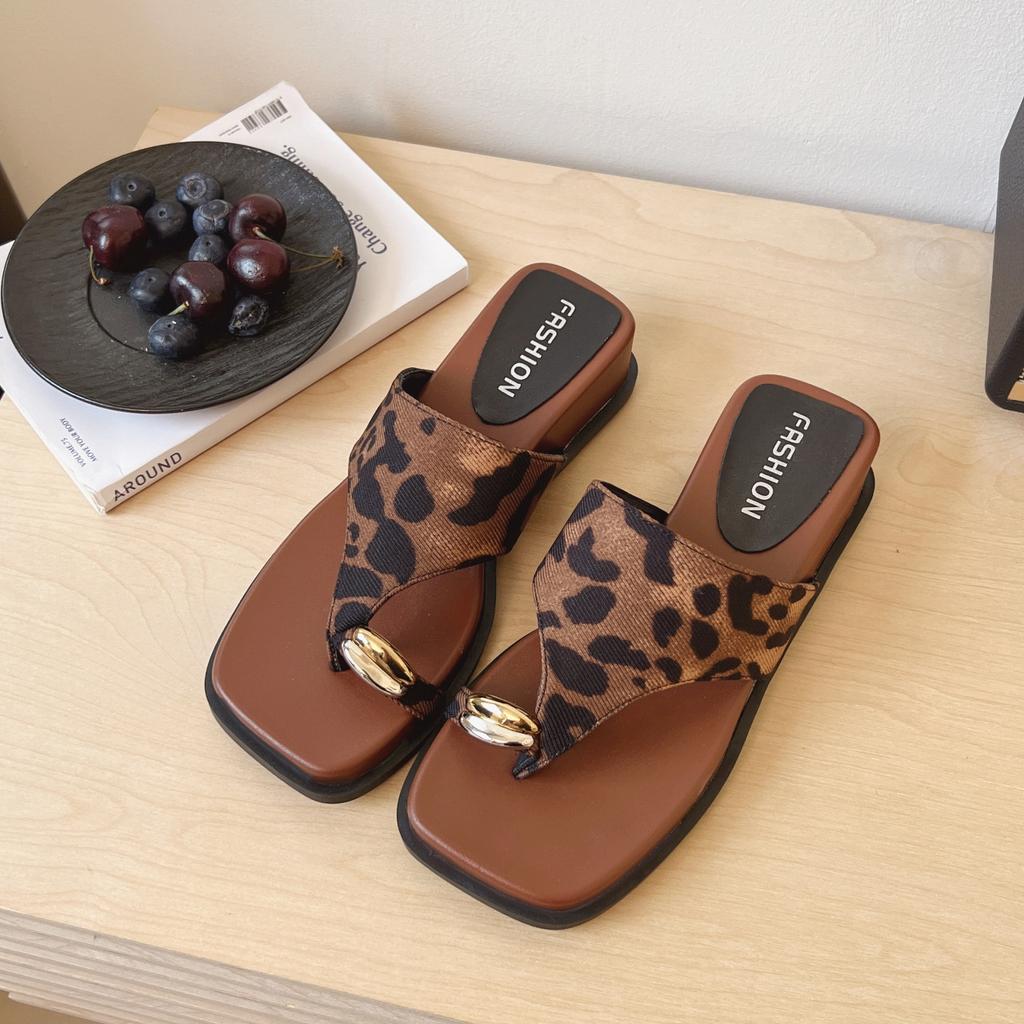 Casual cover toe flat slippers women's summer wear 2025 new seaside vacation beach shoes cool slippers