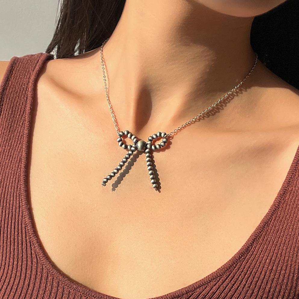 Retro temperament bow pendant necklace, versatile round bead knotted collarbone chain for women