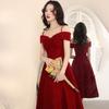 Neujahrs roter Kleiderrock, Weiblichkeit, zierlich wirkend, leichter Luxus, One-Shoulder-Träger, mittellanges Braut-Toast-Kleid