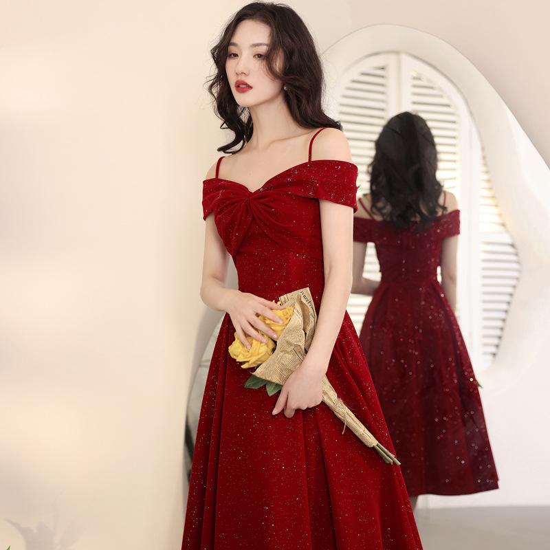 Neujahrs roter Kleiderrock, Weiblichkeit, zierlich wirkend, leichter Luxus, One-Shoulder-Träger, mittellanges Braut-Toast-Kleid