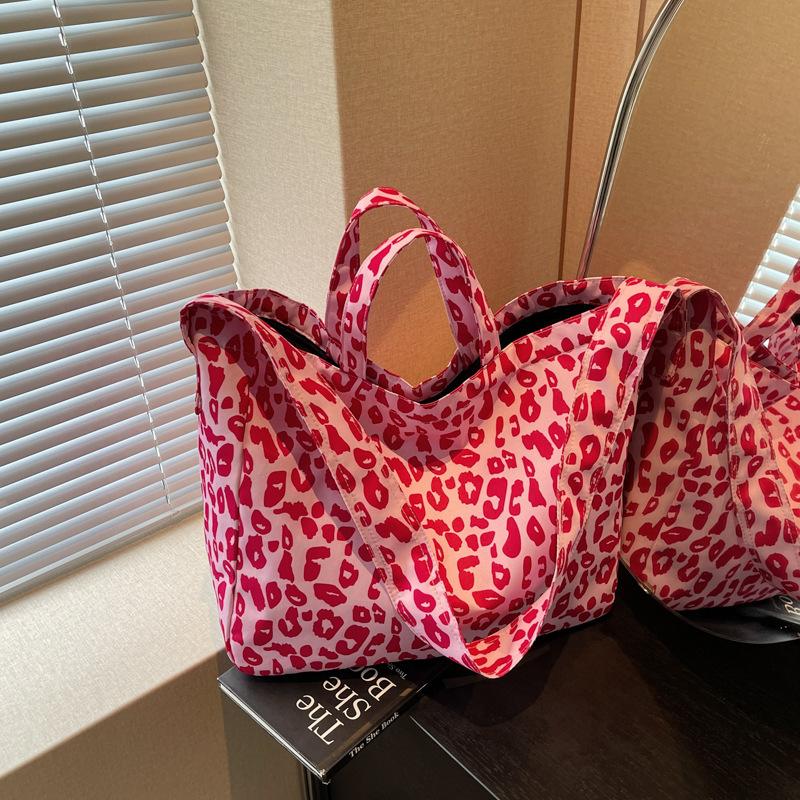 

2025 new lightweight and simple shoulder bag fashion ins messenger bag trendy Korean version leopard print large capacity tote bag women троянди рожеві кольору