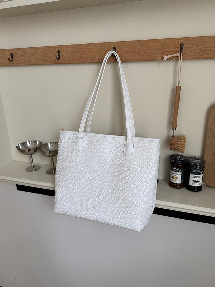

Summer large-capacity woven tote bag women s 2025 new trendy fashion versatile shoulder bag textured commuter bag білий