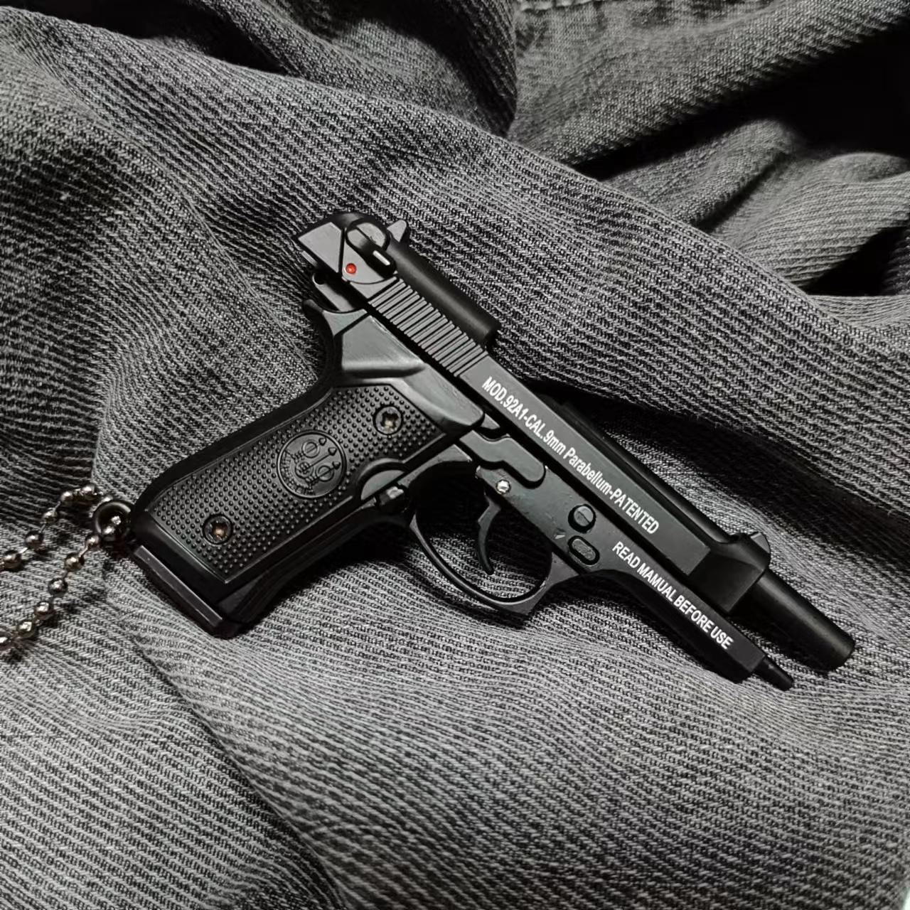 

Сплав 1:Брелок в виде пистолета 92F, 3 масштаба, мини-игрушечный пистолет M9a3, модель оружия, металлический брелок для взрослых и детей, рождественский подарок