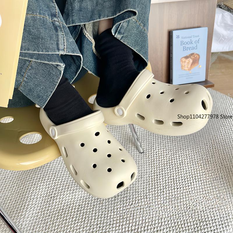 Fashion Women and Men's Hole Shoes 2025 Summer Non-Slip Outdoor Sandals Closed Toe Shit Feeling Beach Slippers Thick Bottom Soft Bottom