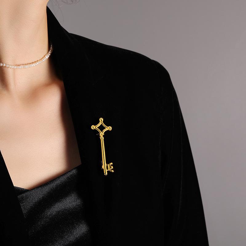 Bo Xin Yun Retro Key Brooch - Simple Personality Corsage Pin for Clothing