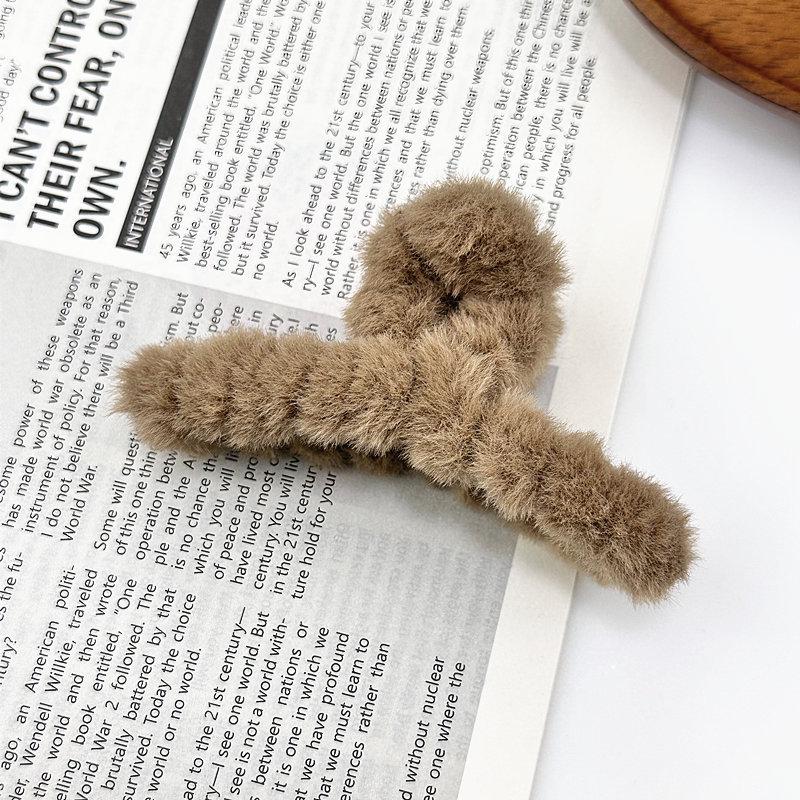 

Ins Korean Style Plush Shark Clip: Versatile Autumn/Winter Solid Color Fluffy Hair Accessory