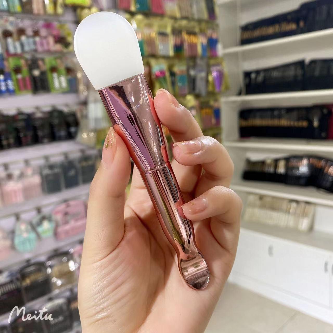 

Двусторонняя силиконовая кисть-маска с лопаткой, мягкая щетина, разные цвета, портативный инструмент для макияжа