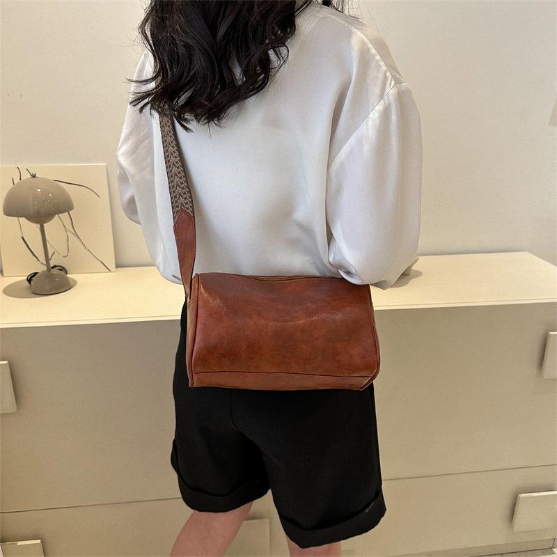 Retro Fashion Simple Shoulder Messenger Bag Is Now Popular Texture Commuting Solid Color Wide Shoulder Strap Temperament Women's Bag