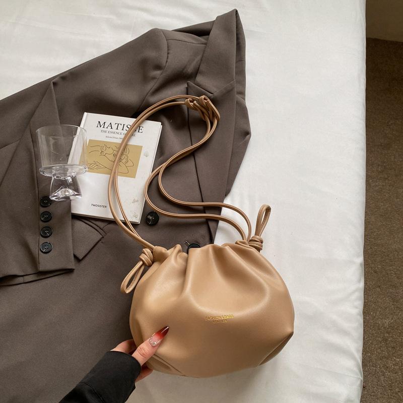 Borsa a Spalla Pieghettata con Coulisse Borsa di Lusso Fashi Pelle Morbida Design di Nicchia Versatile Casual Borsa a Secchiello di Fascia Alta per Donne