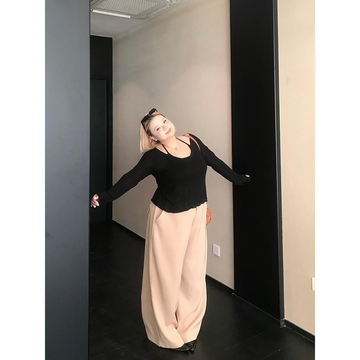 

Острая девушка больших размеров с высокой талией, утягивающие брюки от костюма прямого кроя, с жилетом и футболкой XL