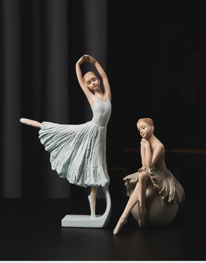 Elegantní figurka baletní tanečnice - moderní bytová dekorace do obývacího pokoje nebo vinárny