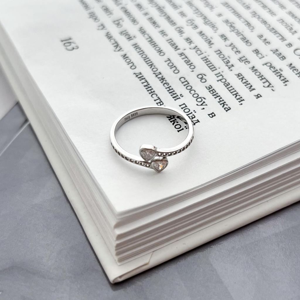 Серебряное кольцо с фианитами, вес изделия 1,54 гр (2143833)