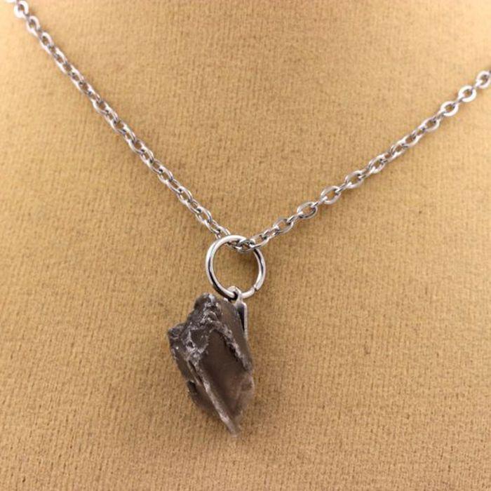 Pierres et Minéraux. Collier Gypse brut. 6.28 ct. Marcieu, Isère, France.