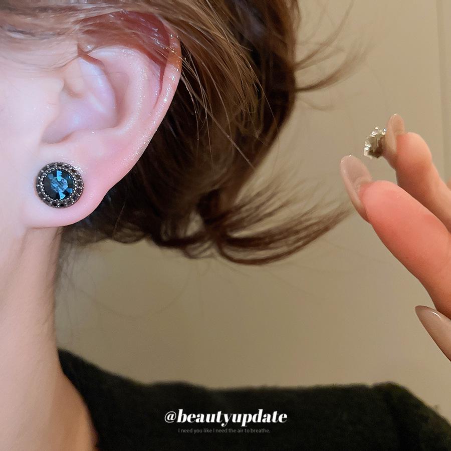 Silver Needle Zircon Geometric Round Stud Earrings - High-End, Simple, Versatile, Retro Fashion Jewelry