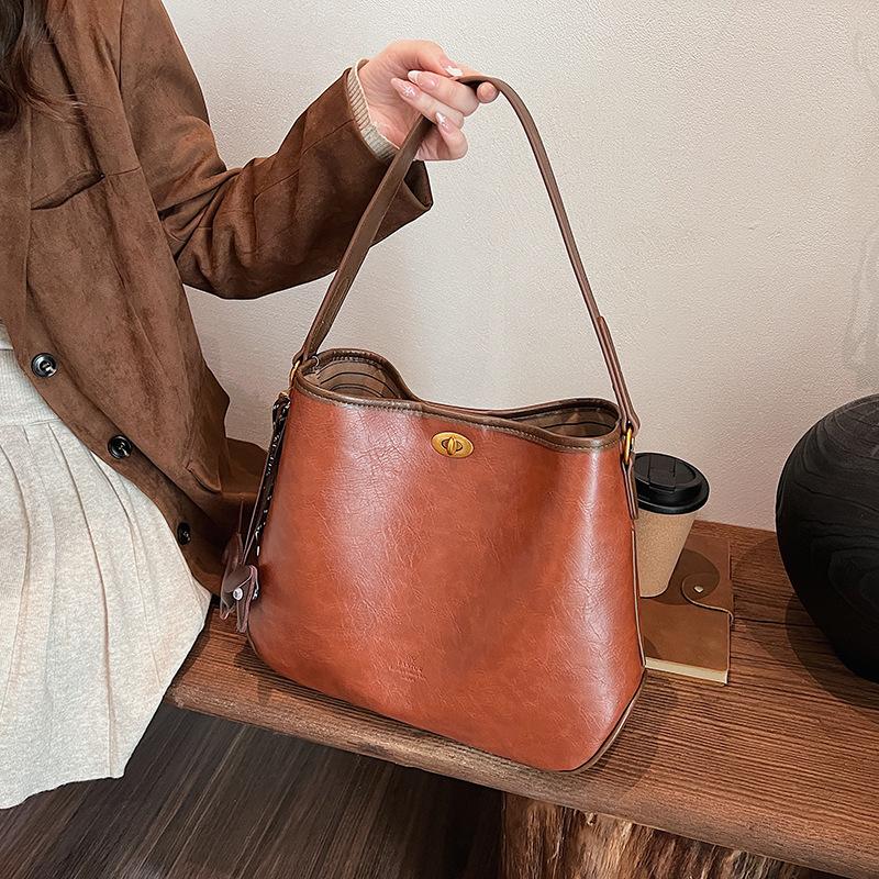 2025 new fashion niche retro tote bag women's commuter large capacity handmade messenger shoulder bag