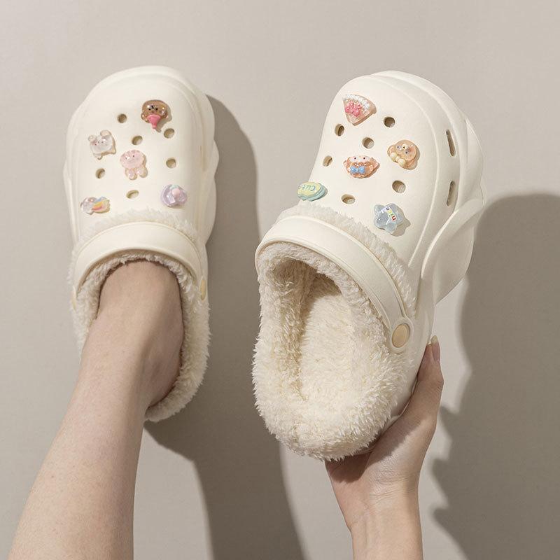 Chaussures trouées en polaire pour femmes automne et hiver 2024 nouvelles chaussures d'extérieur antidérapantes à semelle épaisse rehaussantes pantoufles en coton à tête couverte en peluche pour femmes
