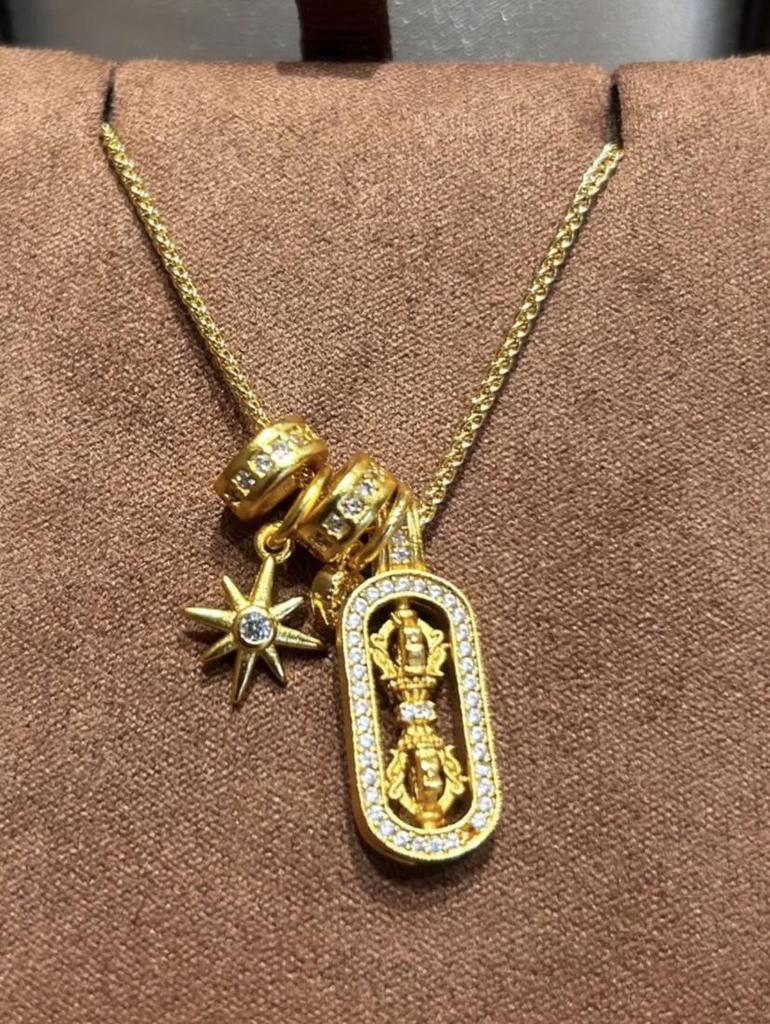 Collier pendentif Vajra Pixiu clouté de diamants de Wei Xue en imitation Or Sable