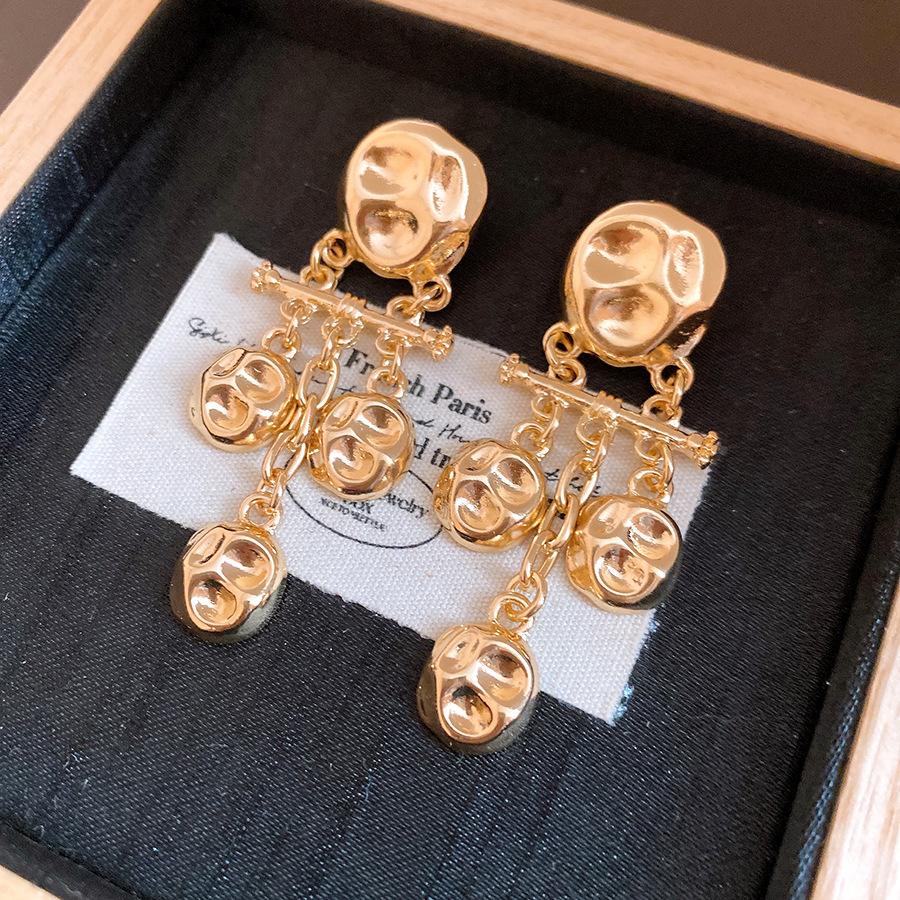 European and American silver needle metal pleated pendant earrings, light luxury high-end studs, European and American retro design earrings.