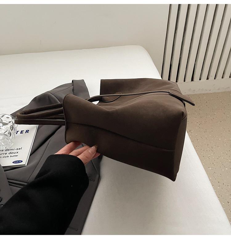 2025 Autumn/Winter Women's Retro Luxury Handbag: Versatile, Large Capacity, Textured Commuter Tote