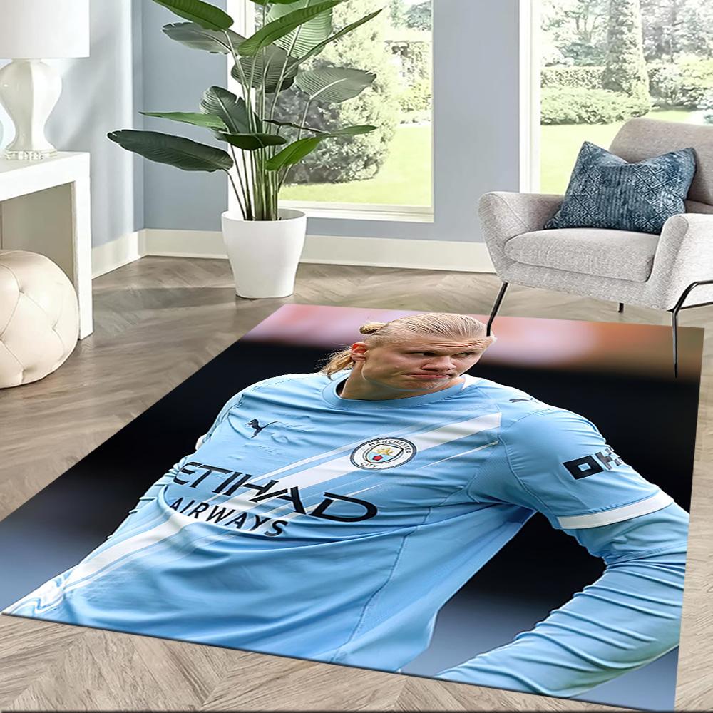 I tappeti Haaland At The Stadium Square sono un'ottima scelta per soggiorni, camere da letto, decorazioni per la casa e come regali.