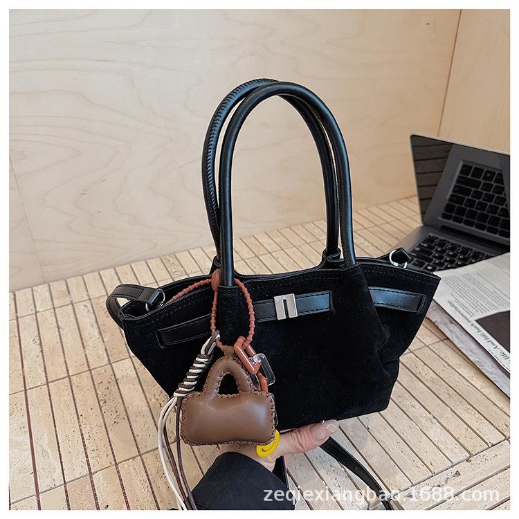 2025 new fashionable versatile retro pendant commuter ladies messenger bag dumpling bag underarm bag handbag