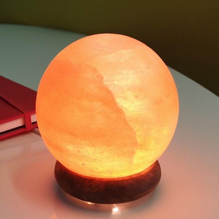 ZEN'AROME - Lampe USB en Cristal de Sel d'Himalaya Sphère - Sculptée à la main - Base en bois - 8 cm x 8 cm