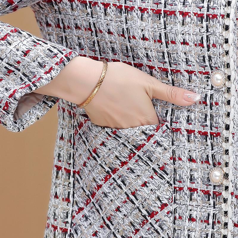 Mom's Chic Plaid Short Coat for Spring & Autumn - Fashionable Style for Middle-Aged & Elderly Women