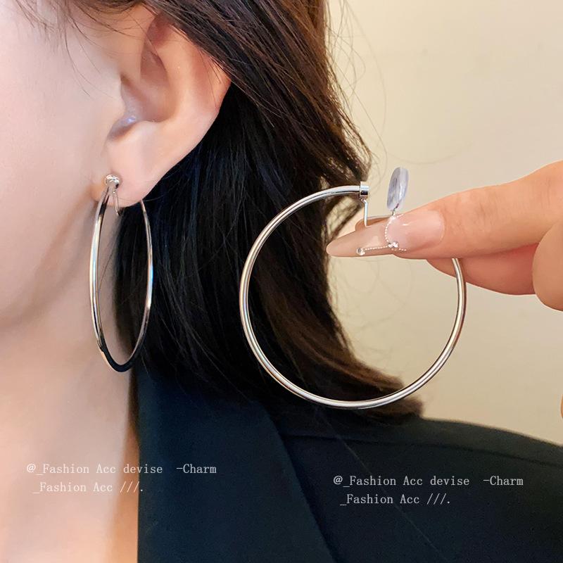 Simple round plain ring earclips, niche cold wind design earrings, commuting fashion temperament, versatile earrings, women
