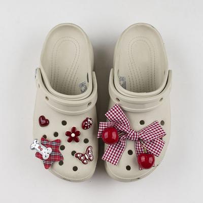 1 Zestaw Dekoracji Obuwia DIY Sanrio Hello Kitty Kokarda Seria Czerwona Zestaw Ozdób do Butów na Chodaki i Sandały Prezenty Świąteczne