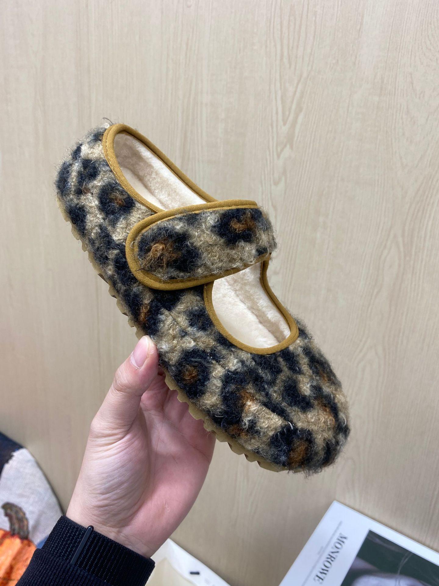 

[Spot] Ugly and cute leopard print Mary Jane fluffy shoes for women to wear autumn and winter retro flat-bottomed velvet bean cotton single shoes 35