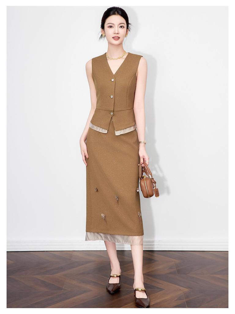 Modny zestaw kamizelki z dekoltem w serek i organzowej spódnicy z cekinami w kształcie gwiazd