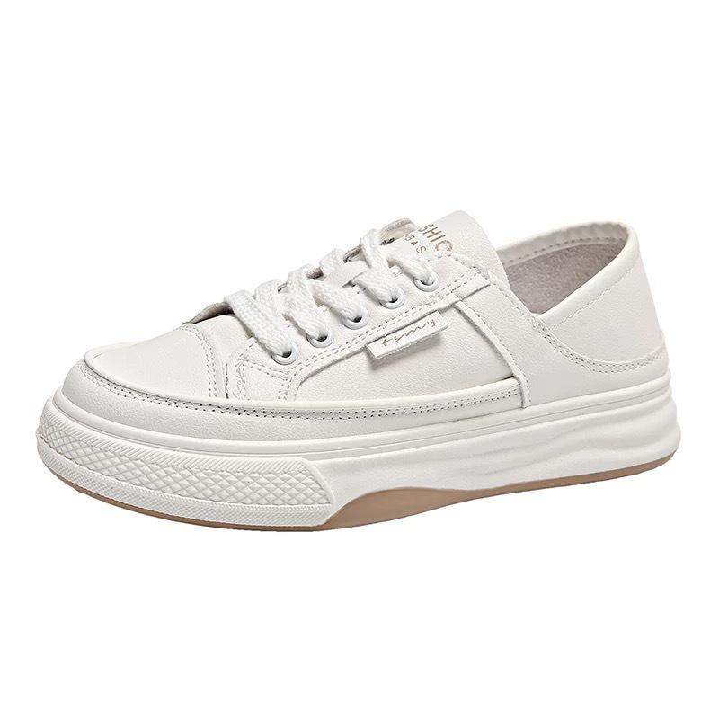 Two women wearing lazy little white shoes 2025 summer new versatile platform chic Korean board shoes Hong Kong style breathable casual shoes