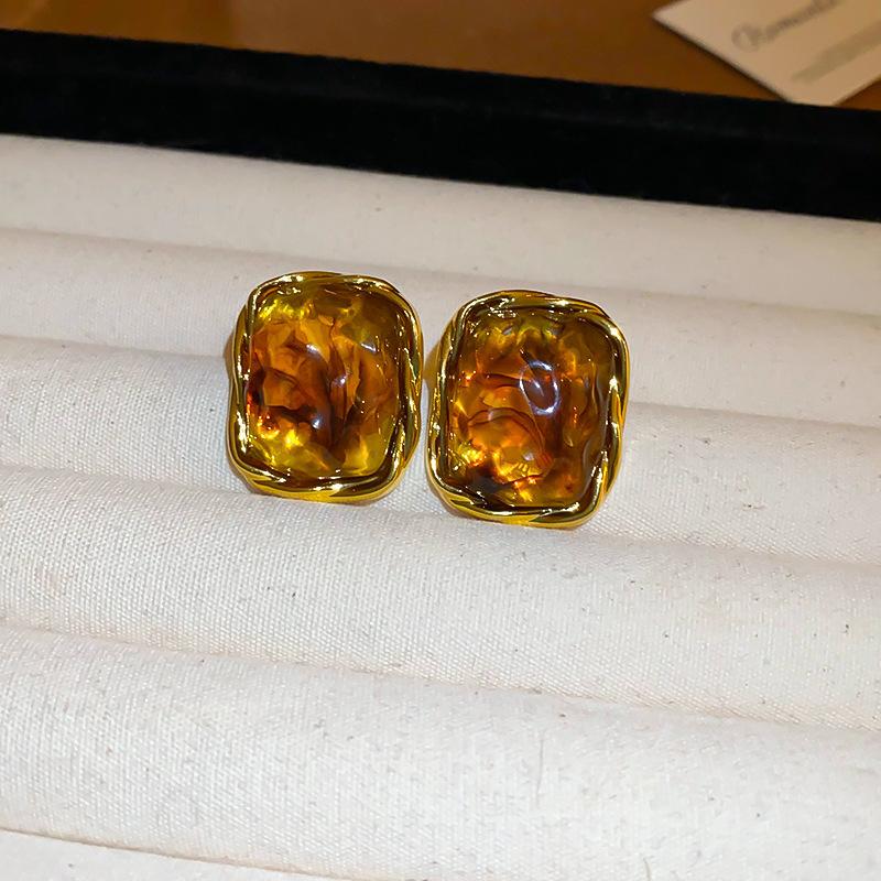 Maillard style retro tiger's eye stone round earrings women's autumn and winter high-end stud earrings small exquisite Internet celebrity jewelry