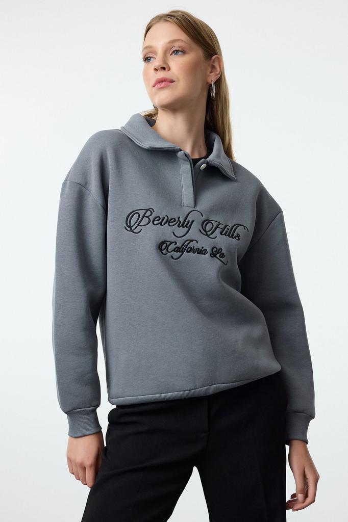 Women's Fashionable Stylish Sweatshirt Emerald Green Shirt Collar Embroidered Regular Fit Thick Inside Fleece Knitted Sweatshirt