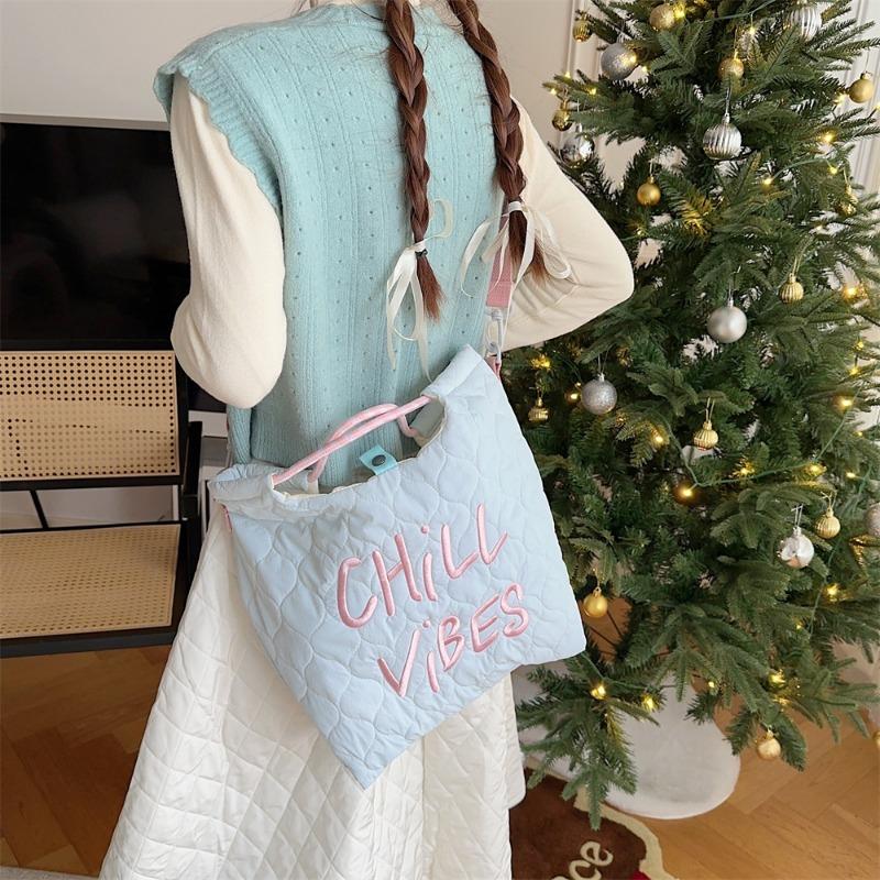 22 Autumn and Winter New Canvas Bag Bag, Letter Embroidery Quilted Handbag, Messenger Bag, Light and Large Capacity