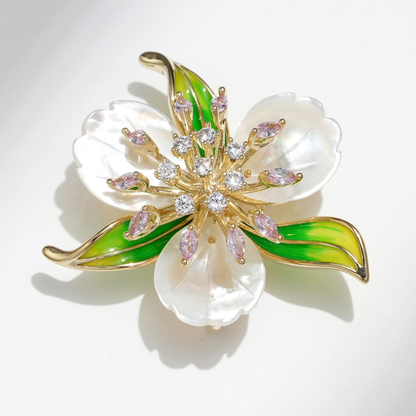 Bo Xin Yun Three-Leaf Shell Narcissus Brooch with Micro-set Zircon