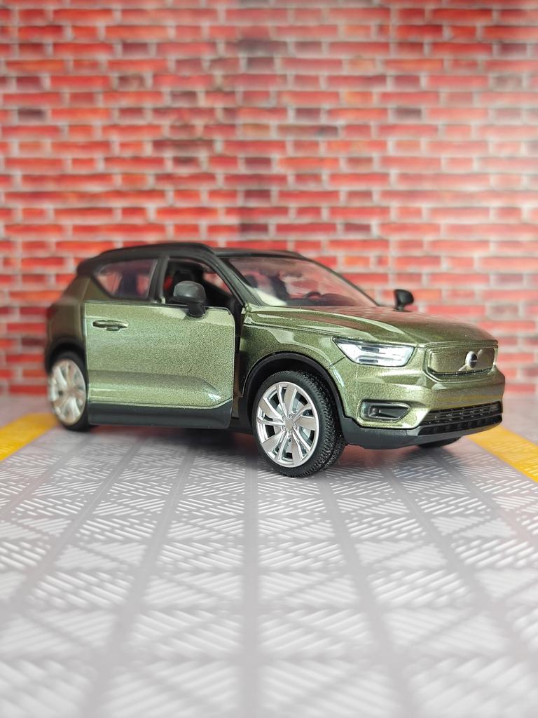 1:32 Volvo XC40 alloy car model ornaments doors on both sides that can be opened has simulated sound and lighting functions